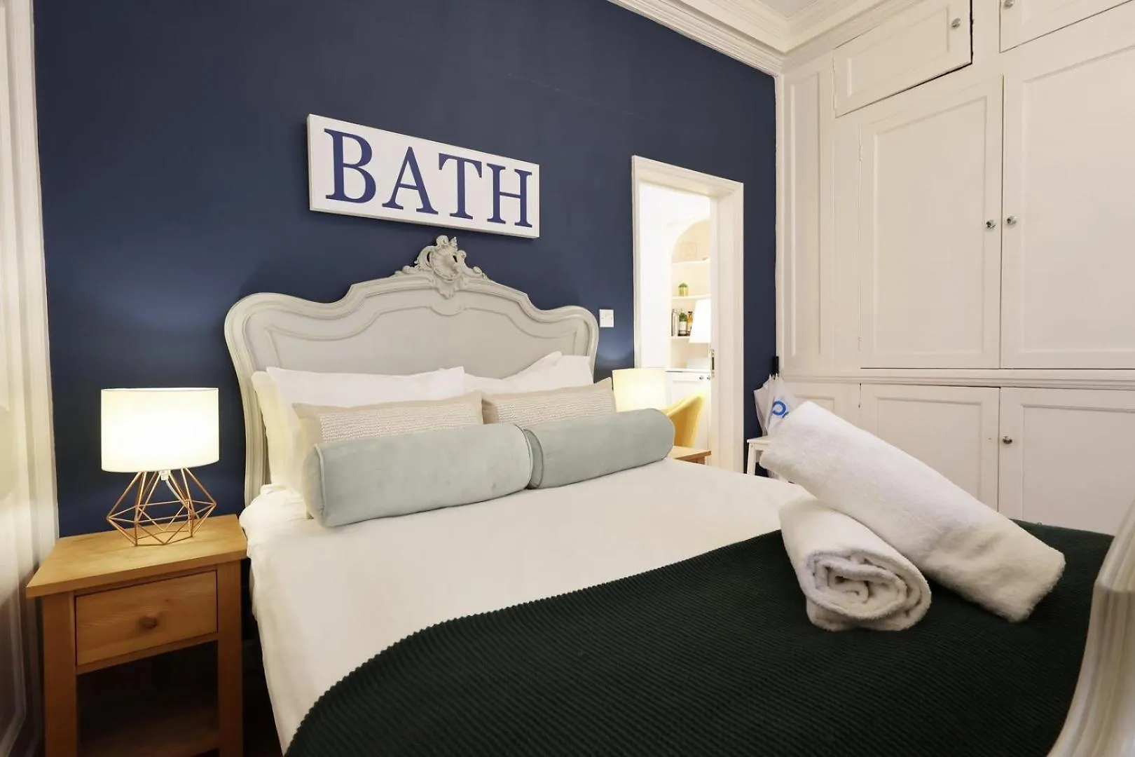 Cozy Bath Hideaway Serene Garden Escape 0*,