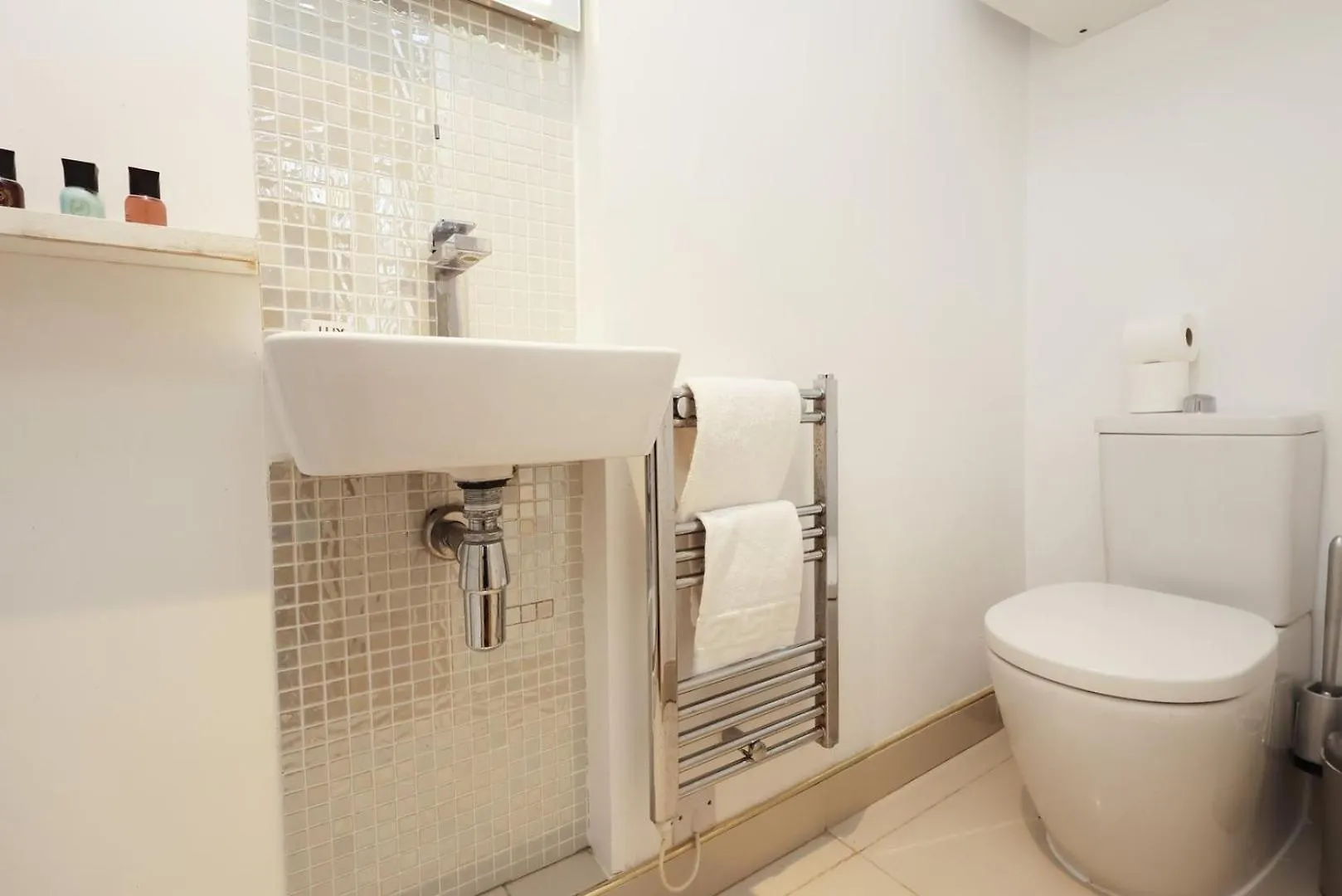 Cozy Bath Hideaway Serene Garden Escape Apartment